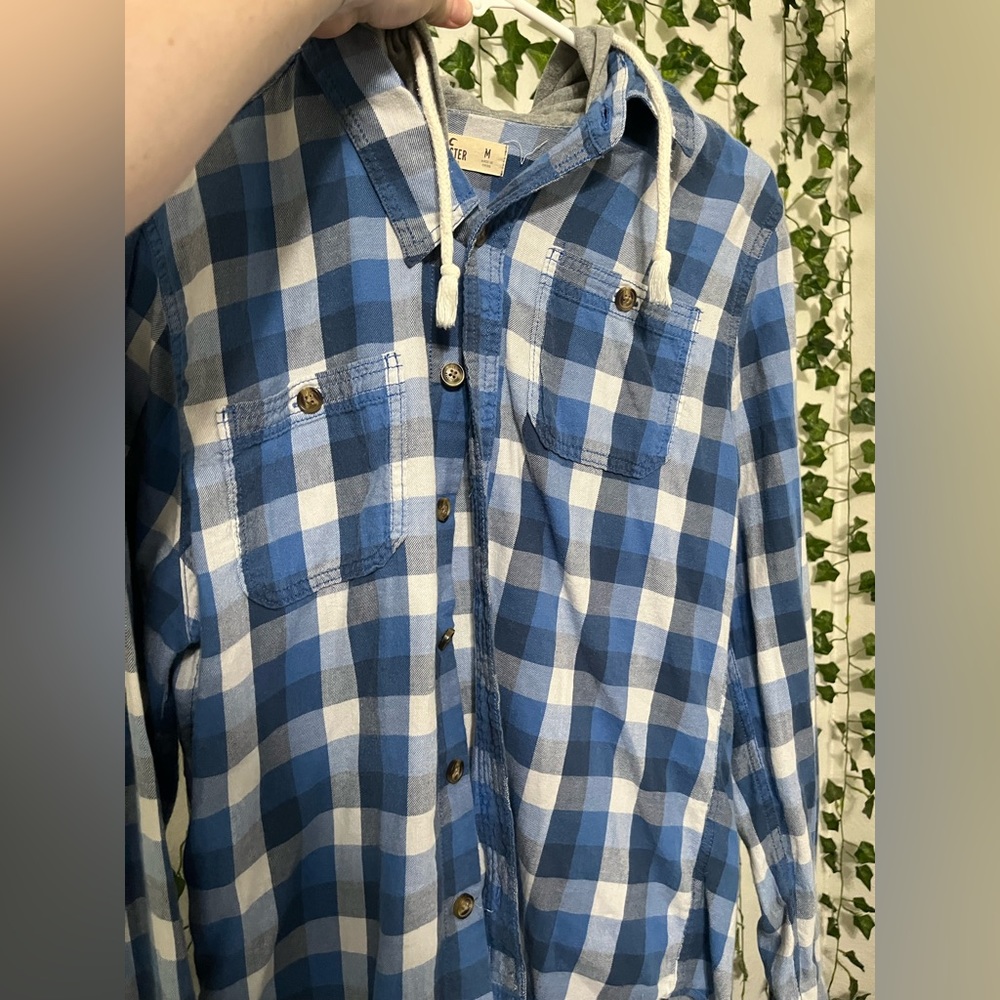 Men’s Hollister Blue and gray plaid flannel with hood medium